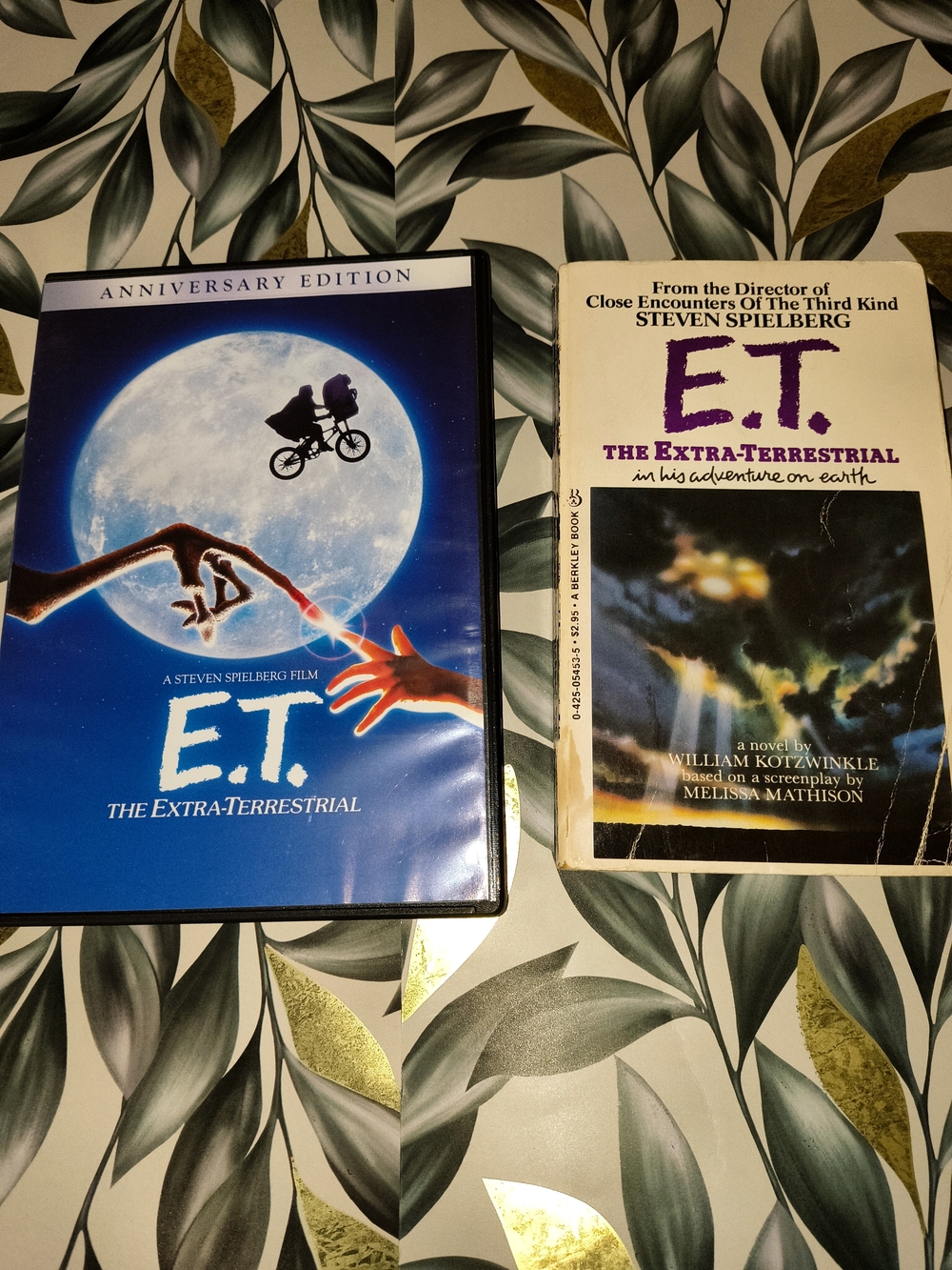 E.T. The Extra-Terrestrial Book And DVD